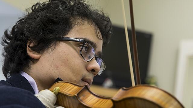 Samuel Nebyu playing the violin.