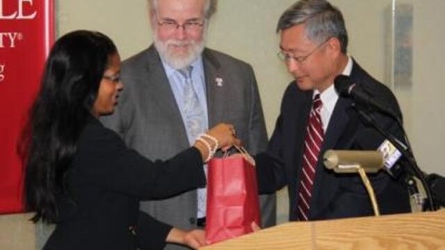 harrisburg_mayor_linda_d._thompson_reciving_gift_from_dr._dai
